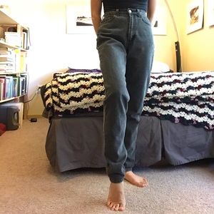 Médium wash, black denim jeans, high waist.